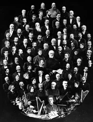Uma montagem de retratos mostrando professores do Conservatório de São Petersburgo, a mais antiga academia musical da Rússia, em 1896